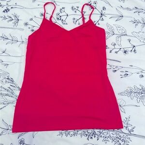Size M it’s hot pink and it has ajestable straps and it’s used like new